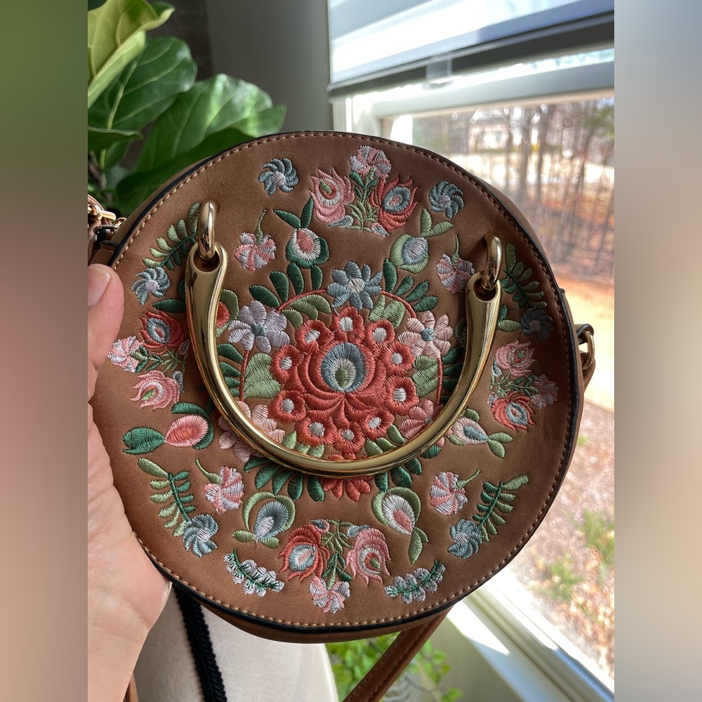 Crossbody Round bag with pretty flower details adj strap and metal handle - Picture 2 of 5